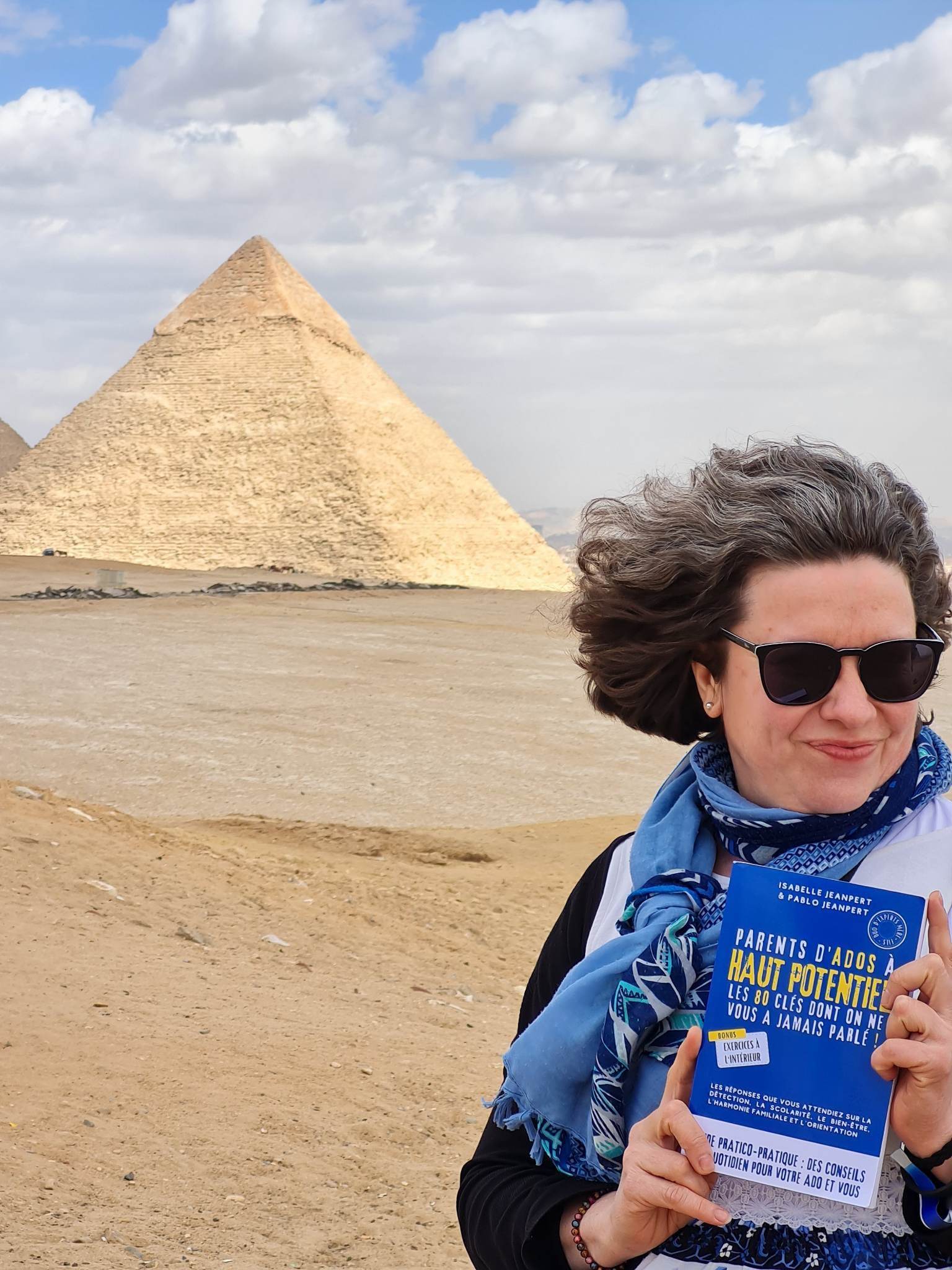 Livre Parents d'ados à Haut Potentiel devant les pyramides en Égypte